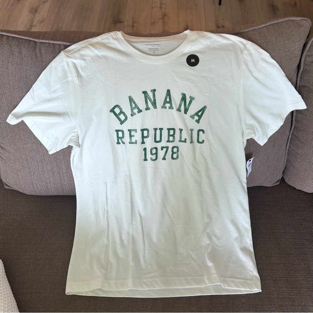Banana Republic NWT Men’s Medium White Short-Sleeve Tee with Green Logo